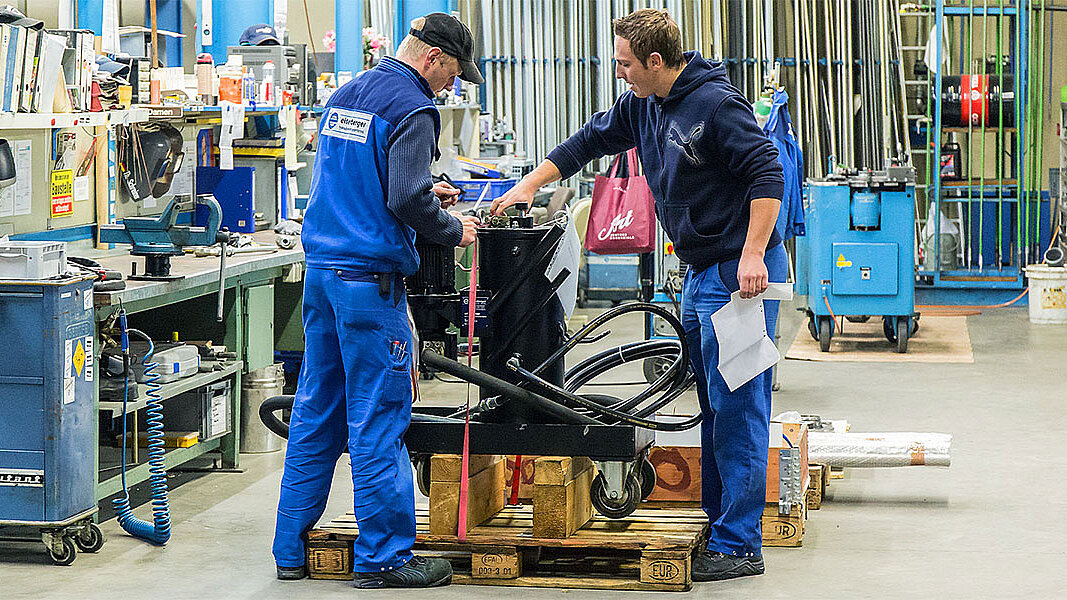 eisenberger GmbH Mitarbeiter an einer Maschine