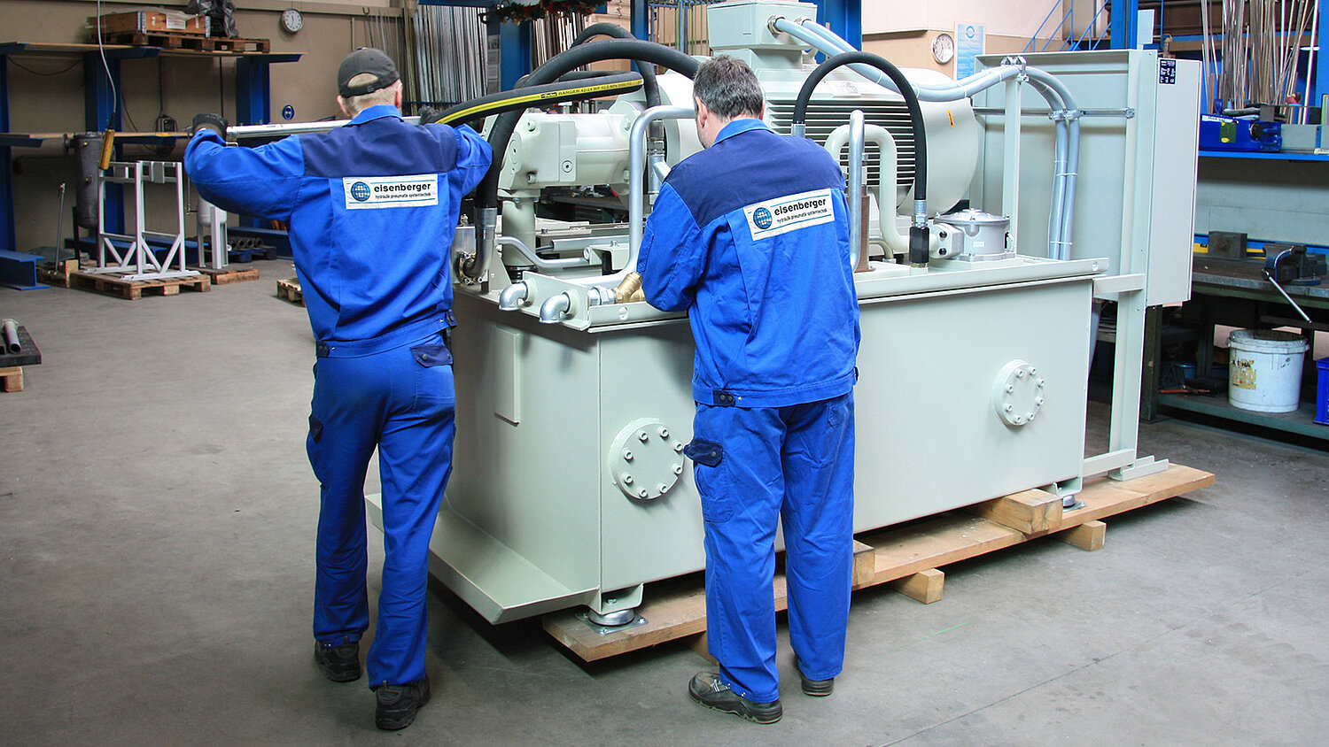 eisenberger zwei Mitarbeiter arbeiten an Hydraulik