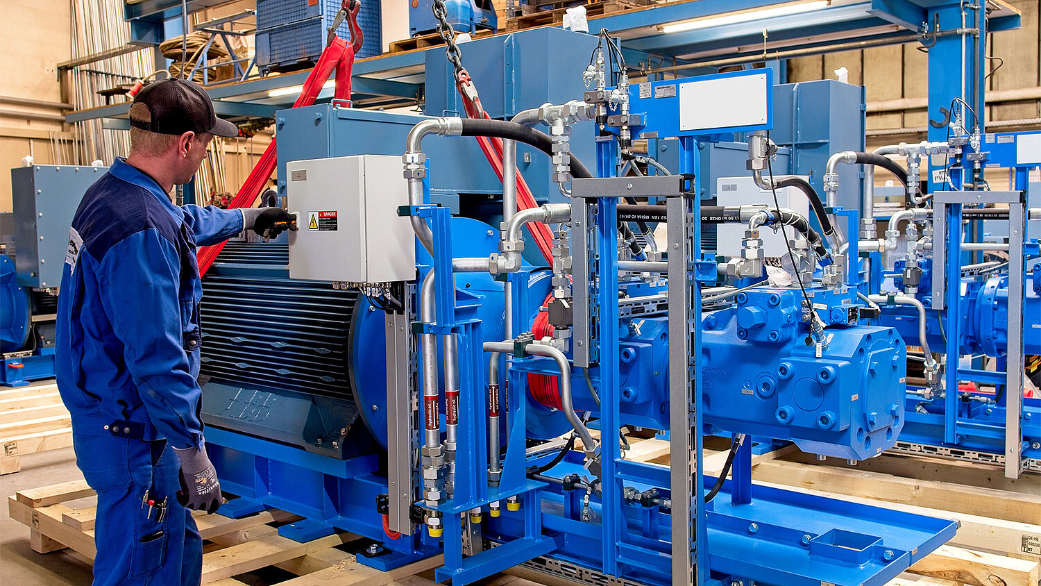 eisenberger Elektrotechnik Mitarbeiter arbeitet an Schaltkasten einer Hydrauliklösung