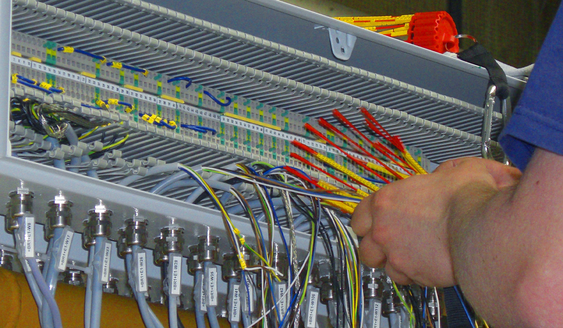 eisenberger GmbH Header Downloads Nahaufnahme elektrotechnische Lösung