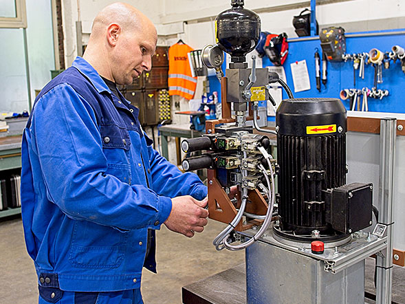 eisenberger Mitarbeiter arbeitet an hydraulischer Lösung
