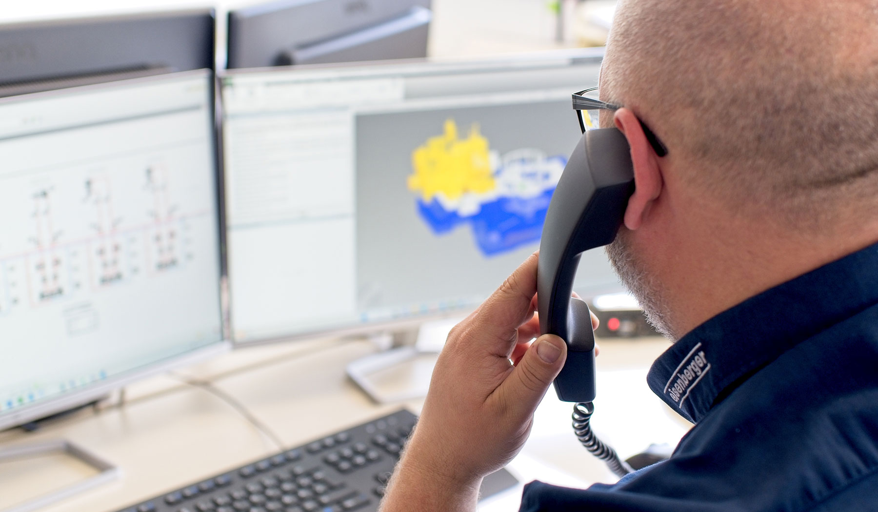 eisenberger Header Kontakt Mitarbeiter von hinten am telefonieren