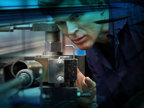 eisenberger Teaser Teamspirit Mitarbeiter betrachtet Lösung